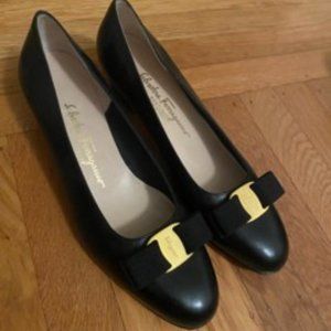 Salvatore Ferragamo Classic Bow Pumps Pristine Condition Size 10